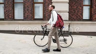 带着红色袋子的小胡子带着自行车在街上行走的慢动作视频